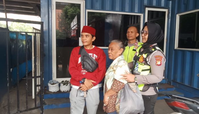 Berangkat dari Brebes Mencari Keluarga, Ibu Wati Kebingungan di Jakarta hingga Dibantu Polisi Satlantas Jakarta Barat